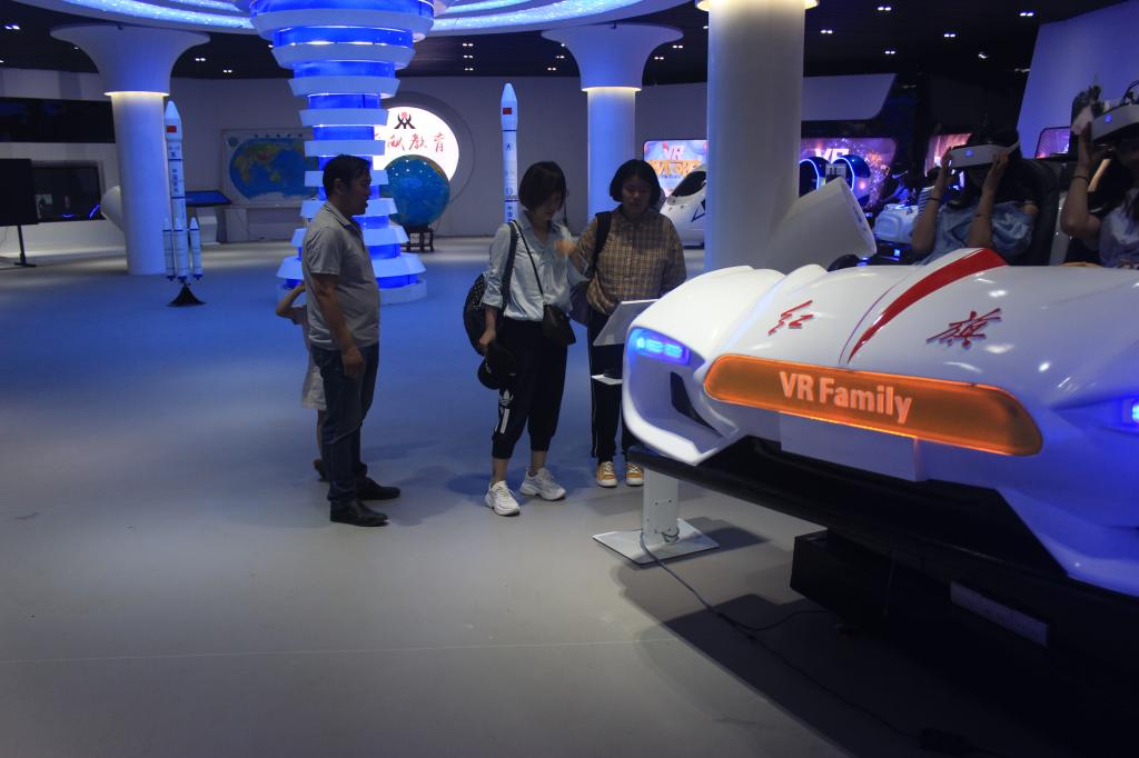 计算机学院组织开展虚拟现实实践教学，学生沉浸式体验前沿科技